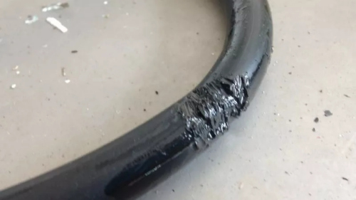 消防鑒證科檢查煤氣桶輸送管，發(fā)現(xiàn)有被老鼠撕咬的痕跡。（馬來(lái)西亞《星洲日?qǐng)?bào)》）