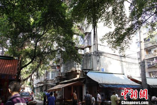 圖為煤氣爆燃民房。 朱柳融 攝